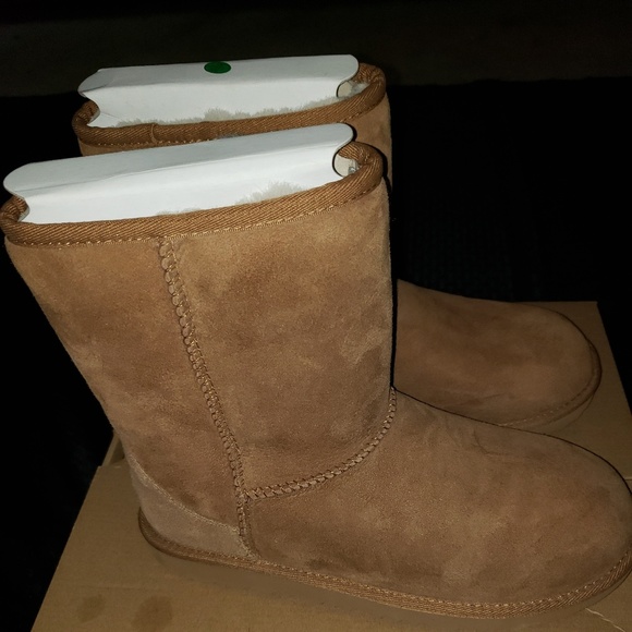 UGG Classic Short II Boot (Big Kid) - Picture 5 of 6